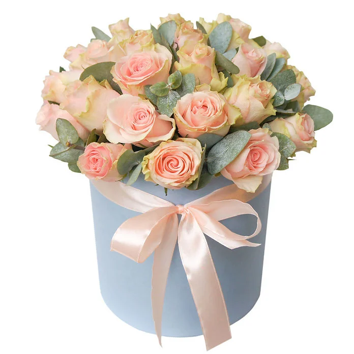 25 розовых роз с эвкалиптом в коробке