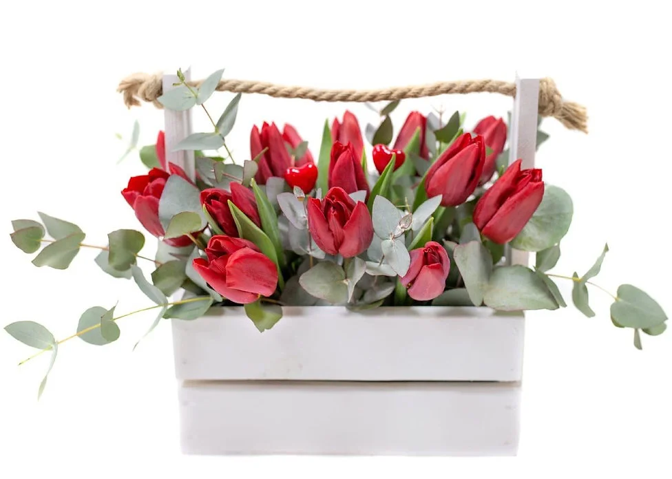 Композиция из 15 тюльпанов в ящике с эвкалиптом